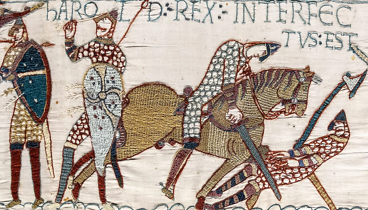 La mort d’Harold dans la Tapisserie de Bayeux (scène 57). Sous l’inscription « Harold rex interfectus est », « le roi Harold est tué », un guerrier saisit une flèche près de son œil, un autre tombe sous l’épée d’un cavalier.